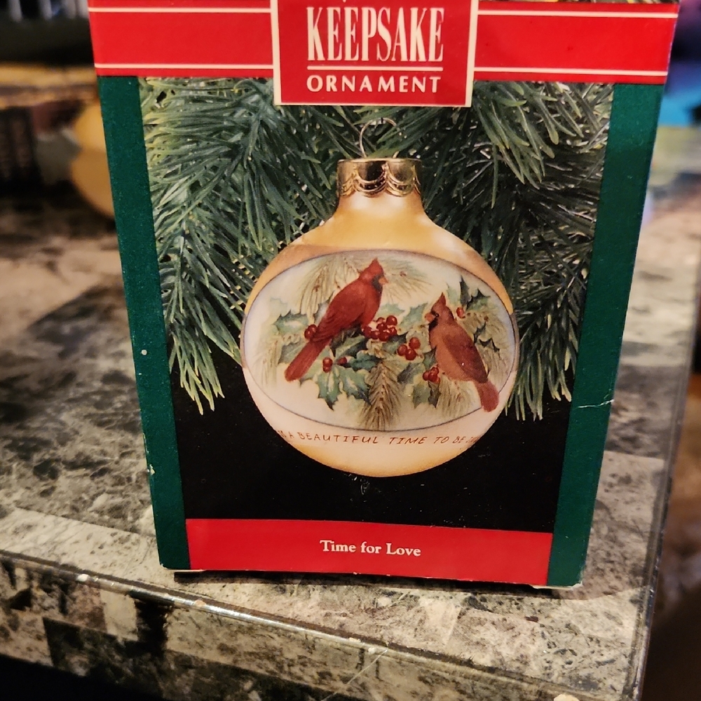 KEEPSAKE the Label Ornament with Red Cardinals